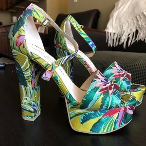 Chinese Laundry Avenue 2 platform pumps size 9